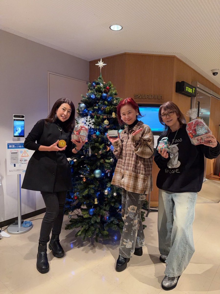 piano_shiho's tweet image. Merryクリスマス🎄
イブの昨日は、梶浦由記さん #Fion0806　　尾澤拓実さん　#Roidual  と共にレコーディング。歌人三昧サマディさん、素晴らしい合唱をありがとうございました！！#UtabitoSamady 
ハッピーすぎてニマニマ全開のワタクシ🤣
はあ、幸せなイブでした💓