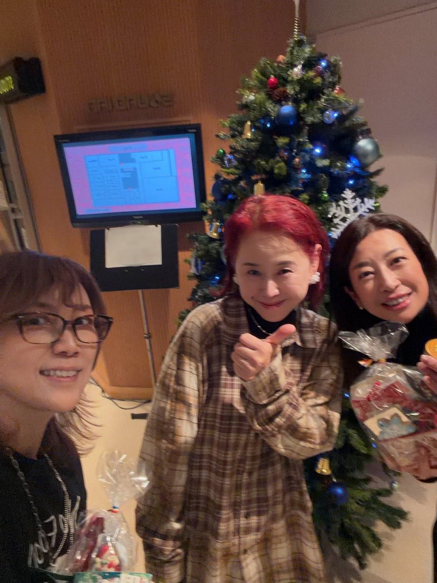 piano_shiho's tweet image. Merryクリスマス🎄
イブの昨日は、梶浦由記さん #Fion0806　　尾澤拓実さん　#Roidual  と共にレコーディング。歌人三昧サマディさん、素晴らしい合唱をありがとうございました！！#UtabitoSamady 
ハッピーすぎてニマニマ全開のワタクシ🤣
はあ、幸せなイブでした💓
