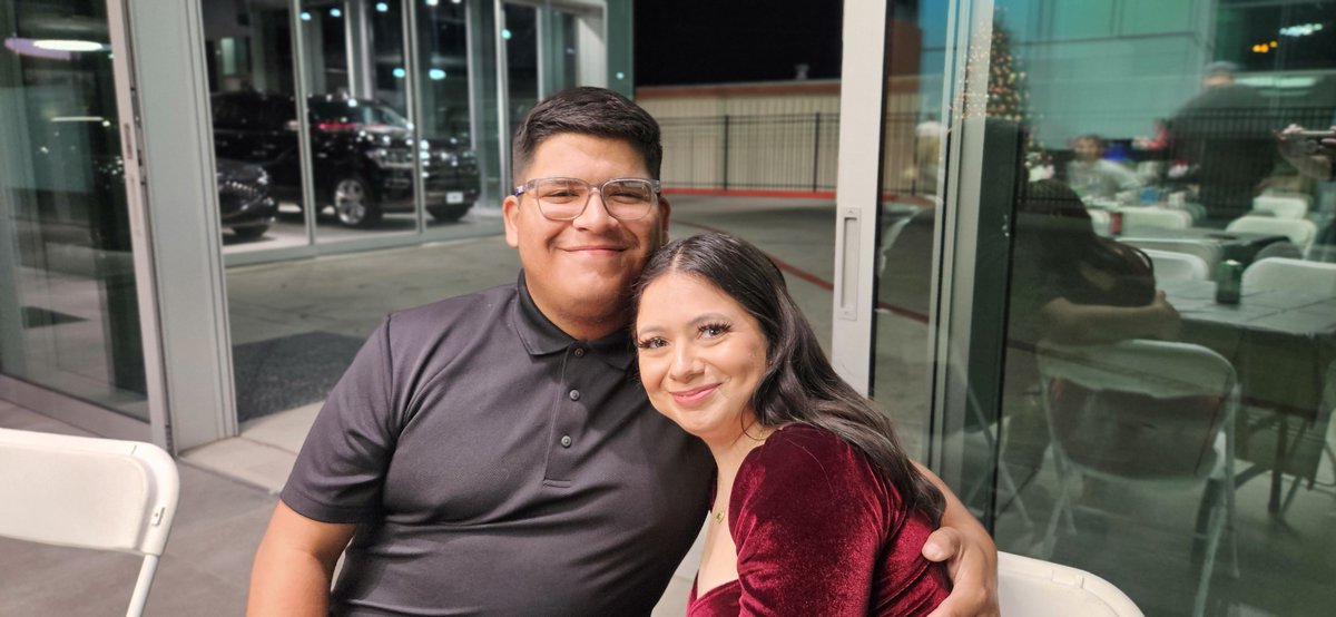 RRGenesisTX's tweet photo. From our family to yours, we wish you a Merry Christmas and a Happy New Year 🎊🥂🎄 #RoundRockGenesis #Genesis https://t.co/fw0KZGAdcU