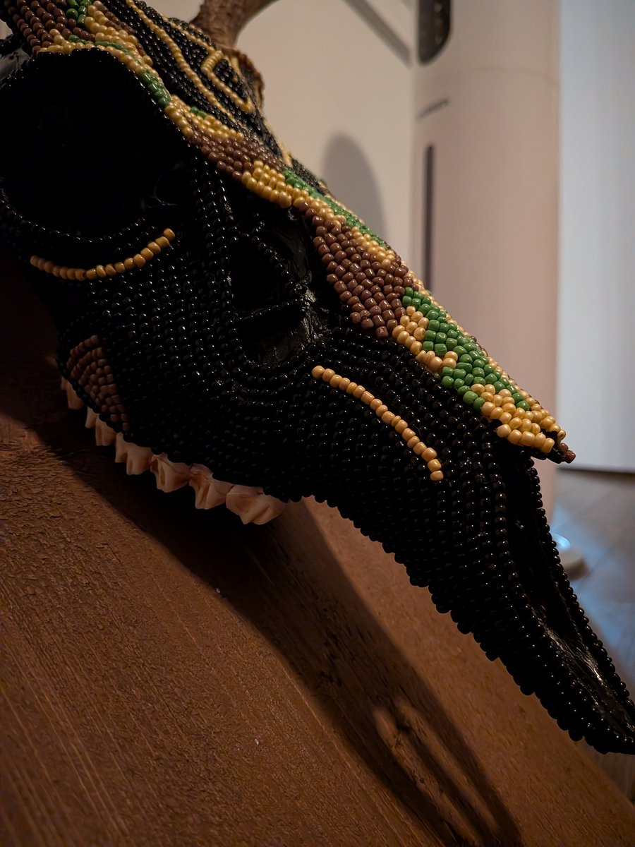 PinkVans_'s tweet photo. Close to 15 hours and 2500+ glass beads put 1 by 1.. Deer skull is done 🙌🏻 https://t.co/xq4JLBpx7L