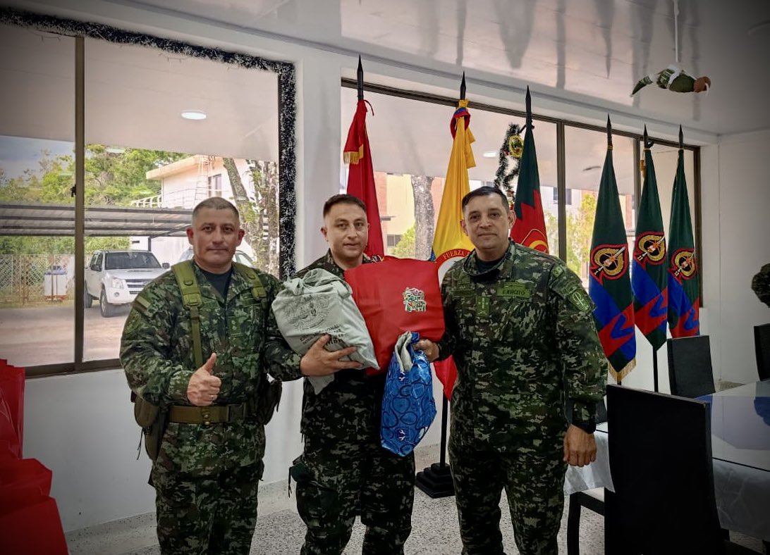 ftc_omega's tweet photo. #EnImágenes📸 | En esta temporada decembrina, el espíritu de unión y gratitud llega hasta el suroriente colombiano, donde nuestros soldados reciben muestras de cariño que fortalecen la moral y reafirman el compromiso de servir.
#NavidadConMiEjército
#PatriaHonorLealtad https://t.co/nf1DkCrCMz