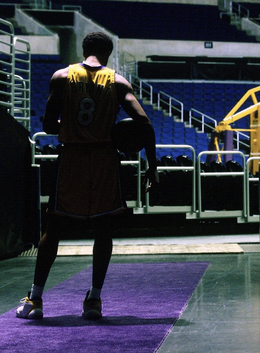 8_24Mamba4Ever's tweet image. THIS PICTURE IS SO COLD❄️🥶