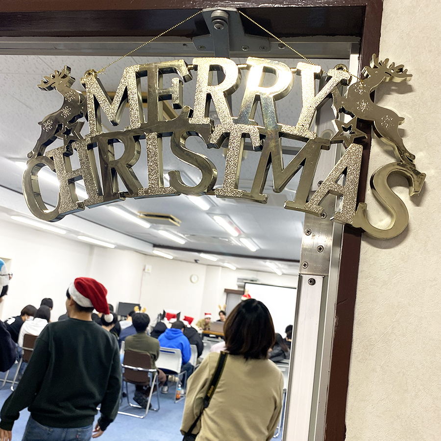 MetroITCollege's tweet photo. 昨日は1、2年生合同でクリスマス会をしました！🎅

企画・運営は2年生のIT事務、eスポーツビジネス分野の学生が行いました。
イントロクイズやカードゲーム大会、椅子取りゲームなどを楽しみました！

冬休み前に楽しい思い出ができましたね✨
#長崎 #専門学校 #メトロITビジネスカレッジ #クリスマス https://t.co/fEihG4NZcb