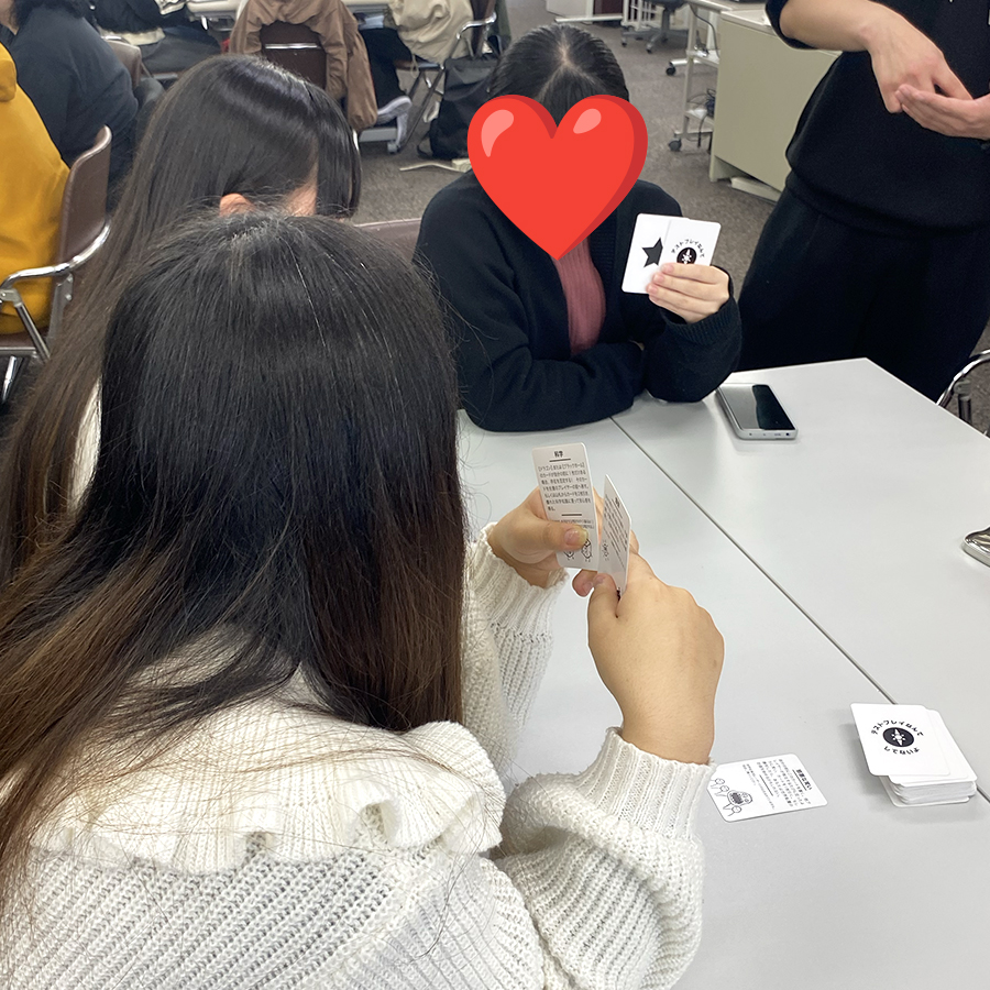MetroITCollege's tweet photo. 昨日は1、2年生合同でクリスマス会をしました！🎅

企画・運営は2年生のIT事務、eスポーツビジネス分野の学生が行いました。
イントロクイズやカードゲーム大会、椅子取りゲームなどを楽しみました！

冬休み前に楽しい思い出ができましたね✨
#長崎 #専門学校 #メトロITビジネスカレッジ #クリスマス https://t.co/fEihG4NZcb