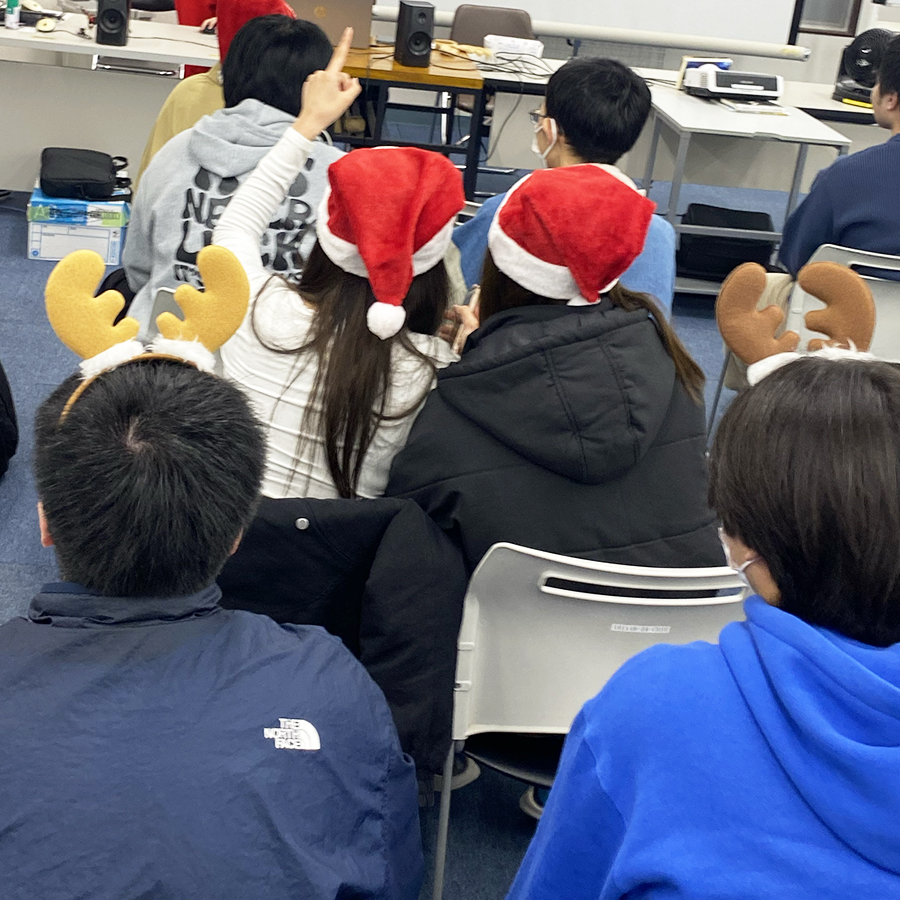 MetroITCollege's tweet photo. 昨日は1、2年生合同でクリスマス会をしました！🎅

企画・運営は2年生のIT事務、eスポーツビジネス分野の学生が行いました。
イントロクイズやカードゲーム大会、椅子取りゲームなどを楽しみました！

冬休み前に楽しい思い出ができましたね✨
#長崎 #専門学校 #メトロITビジネスカレッジ #クリスマス https://t.co/fEihG4NZcb