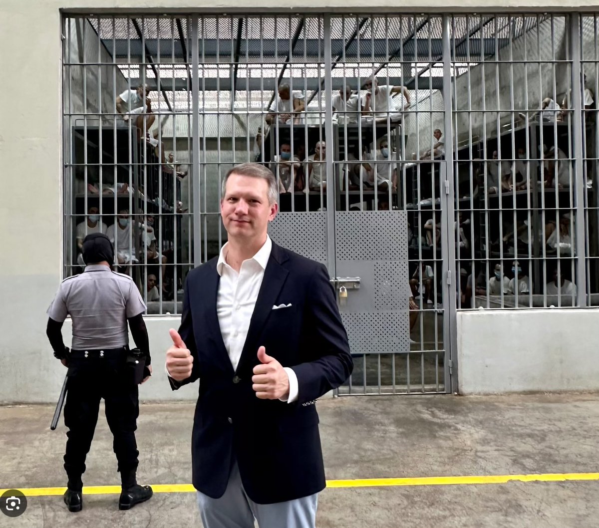 wearedust12's tweet image. Es un país tan jodido, pero tan jodido, que lo único que su gobierno tiene para presumir es una cárcel.  

m.youtube.com/watch?v=TLPfYy…