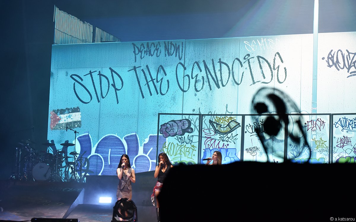 Ο alpha χθες έκοψε φιλί μεταξύ δύο γυναικών και σήμερα τραγούδι επείδη πίσω έγραφε "stop genocide".

Πιο πάτο δεν έχει

#satti