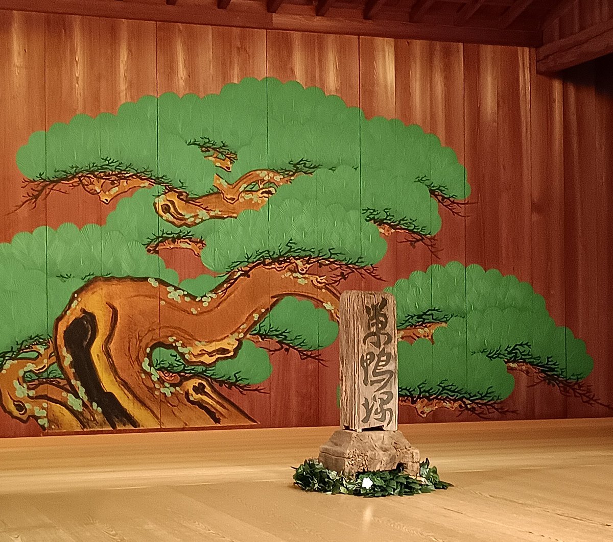 koetsu68's tweet photo. 昭和100年
戦後80年
発表より 12年
『巣鴨塚   ハルの便り』

夏ノ初演に かわりしは
グッゲンハイム ｢三番叟｣より
杉本能 de 神をヨブ  野村萬斎 名ヲつらね
巣鴨プリズン跡の碑に
手向けらるる白菊の
一輪 閑かに 刻ヲ まつ

2025年12月23日
将ニ 其之日
鎮魂ノ幕 あがる
#杉本博司 https://t.co/qoUW6USXPb
