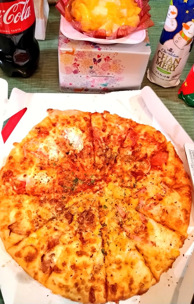 昨日の宅配ピザ届かないポストから あの後1時間遅れて届いた！ ピザは