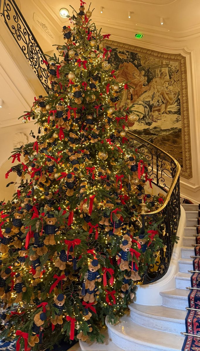 Kytkyt19's tweet image. กุดีใจที่ต้นคริสต์มาสลูกูไม่ใช่ลาบูบู้5555
#LISA