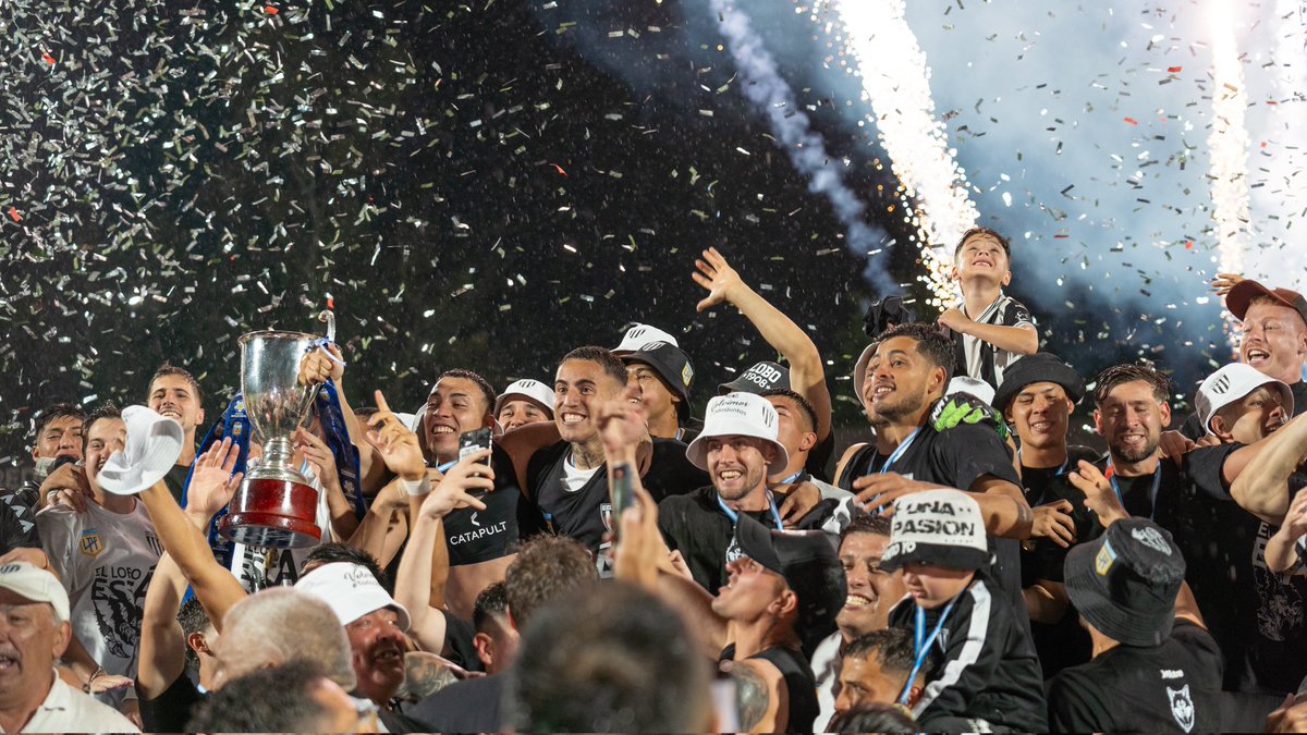 FELIZ NAVIDAD AL PUEBLO BLANQUINEGRO, QUE PASEN UNA NAVIDAD DE PRIMERA NOMA' 🖤🐺