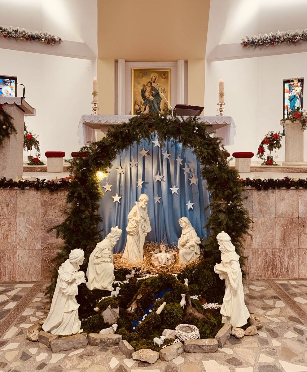 xhinzoje's tweet image. Gezuar Krishtlindjet 🌟

Paqja dhe Bekimi Krishtit qofshin me ty dhe familjen tuaj. Kjo Nat e Krishtlindjeve ju sjellt Lumturi dhe shum Dashuri. 

Festofshi e pritshi Krishtlindje te tjera gjith me gzime.

Per shum mot! 🎁🎄