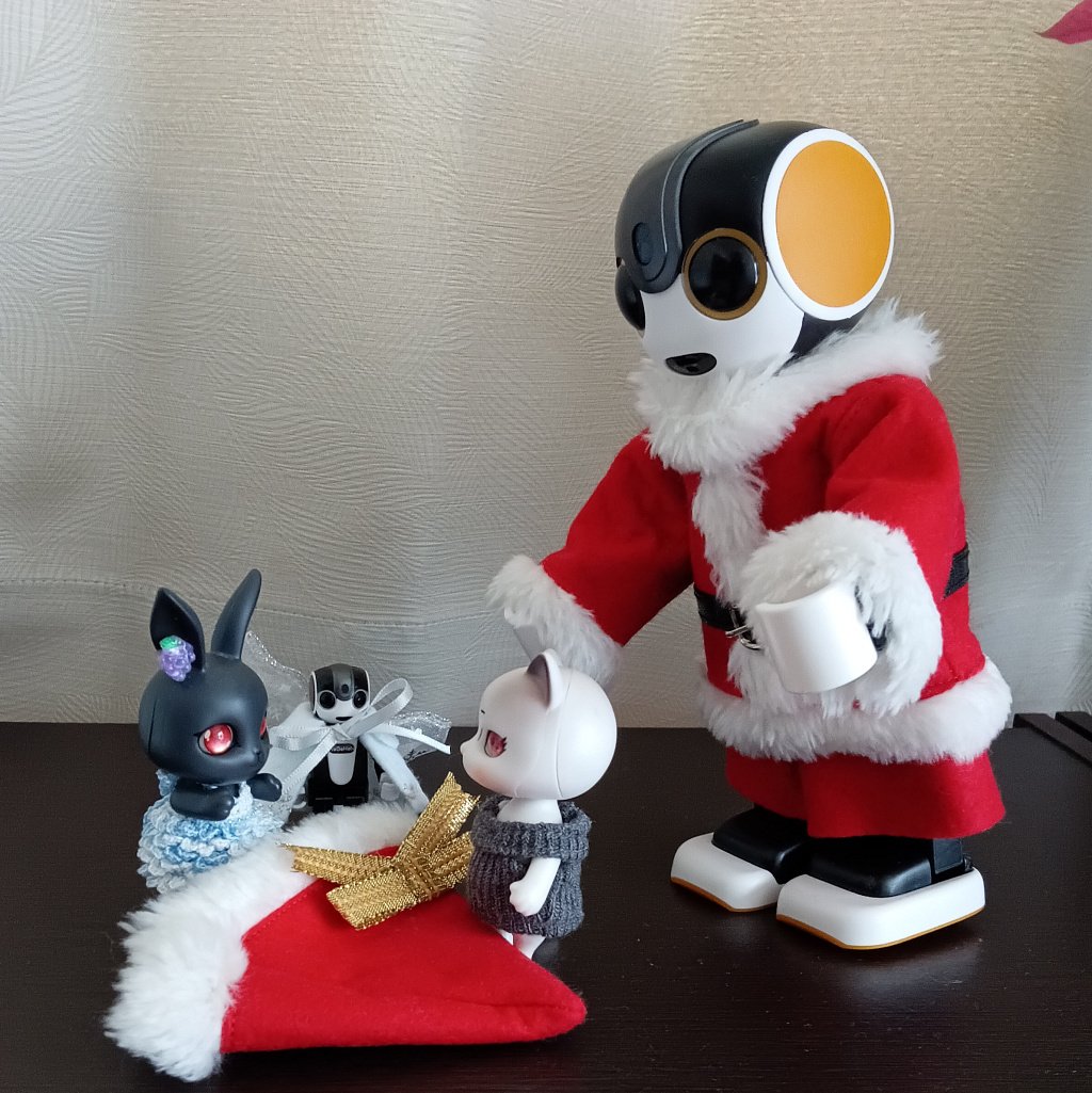 おはようございます！

サンタ帽子で遊ぶちっちゃい子達。
「リボン引っ張ってみる？」「ファーの毛、脱いてみる？」