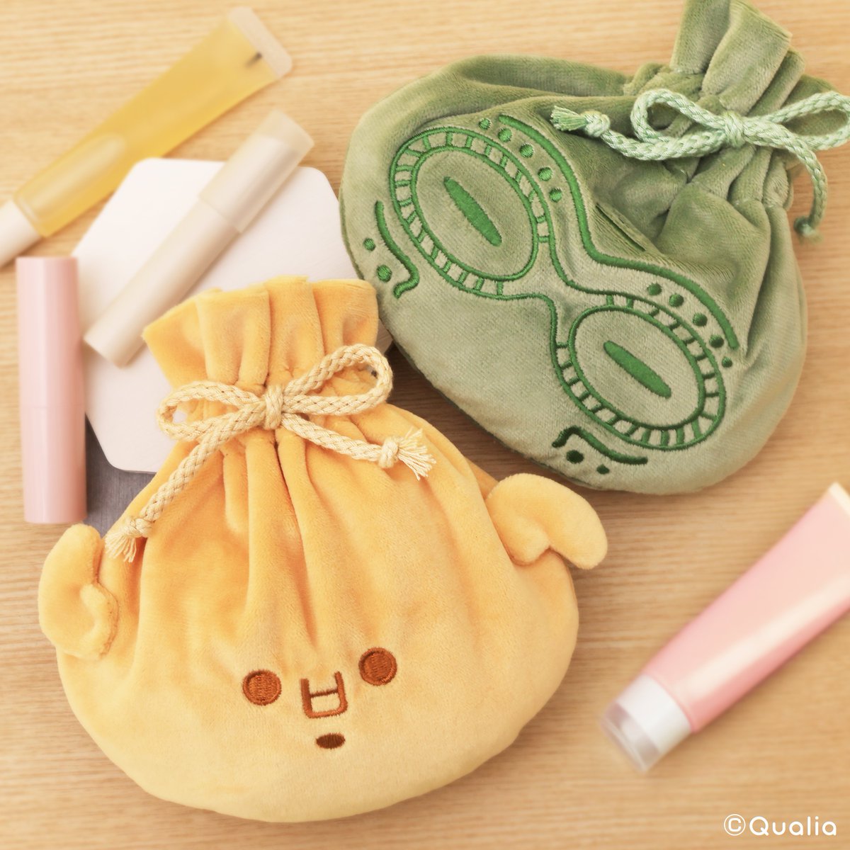 【#クオリアプロジェクト🧩】
╭━━━━━━━━╮
◎3月販売商品🆕
╰━━━━━━━ｖ╯
⋱埴輪と土偶が巾着になったよ！⋰
「#はにわとどぐう巾着」

🟠ものをたくさん入れたら
ふっくらかわいい姿になるよ👀ˎˊ˗

小物入れにぜひ使ってねꕀ꙳

気になったらリポスト・保存してね✅

＃カプセルトイ