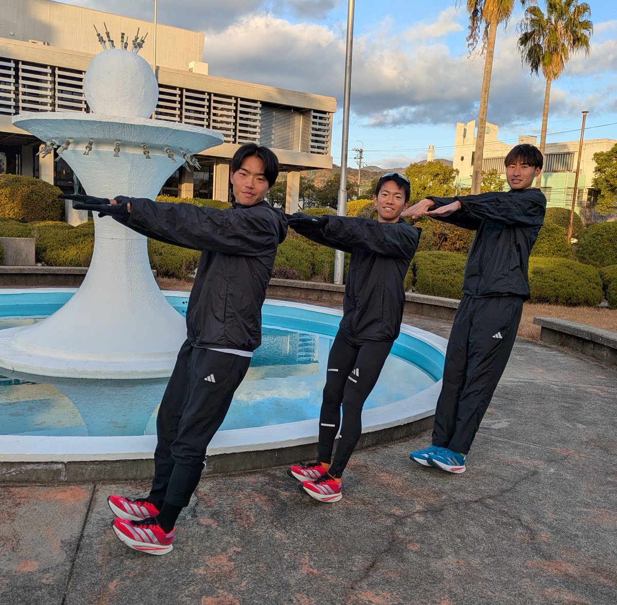 krosakiharima's tweet photo. 🏃‍♂️【陸上競技部選手紹介企画 第3弾】

今回は2023年入社の同期3人組、
#井手翔琉 選手、#福谷颯太 選手、#前田義弘 選手に元日への意気込みを語ってもらいます👏

🌟井手翔琉
九州予選では、順位を下げてしまい悔しい走りでした。
NY駅伝は、流れを変える走りでチームに貢献します。
当日はご声援よろしくお願いします！

🌟福谷颯太
いつも応援ありがとうございます！
インパクトのある走りでチームに貢献できるよう頑張ります。
熱い応援よろしくお願いします！

🌟前田義弘
いつも応援ありがとうございます。
今年はしっかり練習が出来ているので、NY駅伝ではチームに勢いをつける走りをしたいと思います！

元日は #黒崎播磨陸上競技部 にたくさんのご声援をよろしくお願いします🔥

#ニューイヤー駅伝 まであと7日📢（写真は7️⃣のポーズ😆）
#黒崎播磨