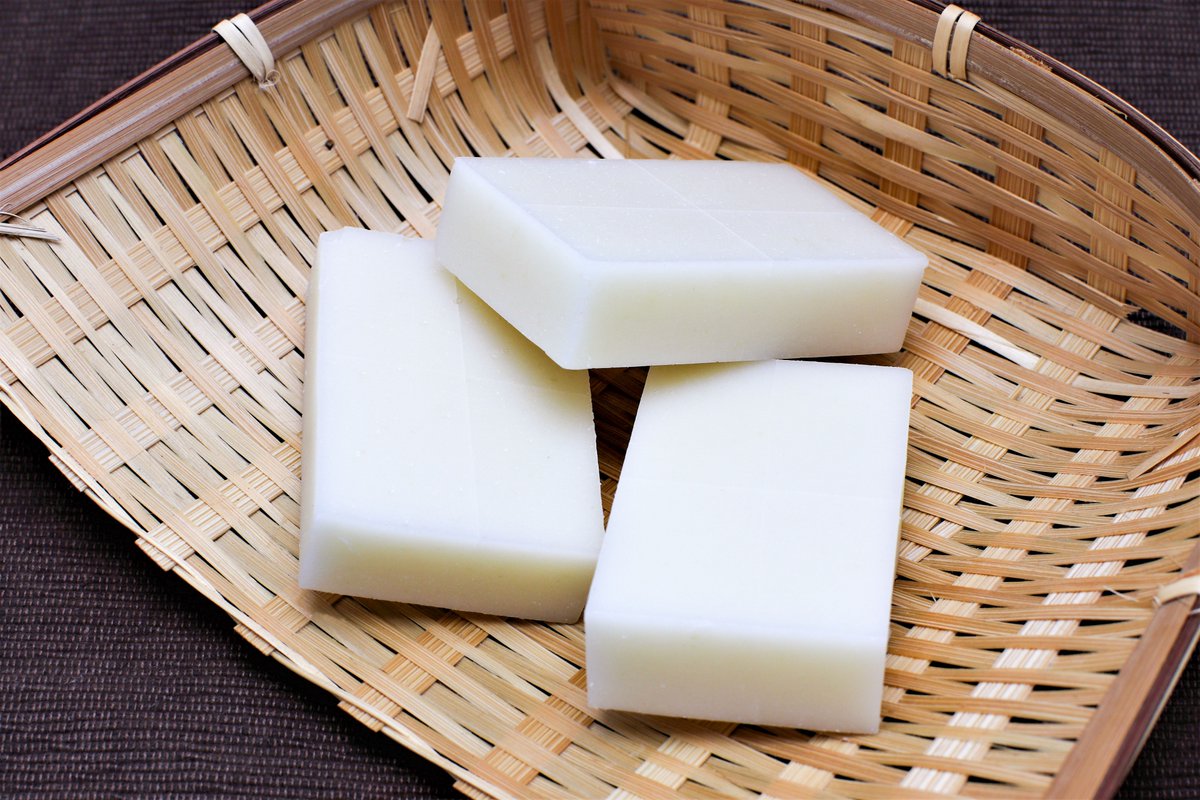 MAFF_JAPAN's tweet image. 【❣️硬くなった餅を柔らかくする方法】
(1)耐熱容器に餅を入れる。
(2)ちょうど餅がつかるくらいの常温の水を加える。
(3)電子レンジで加熱する。600ワットならまず20秒ほどで柔らかさの様子をみる。足りなければ追加で加熱する。
※大きな餅を切り分けたいときにも便利！！