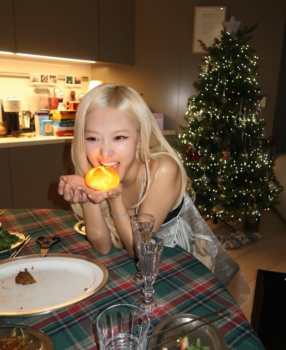 vousjay's tweet photo. merry merry christmas♥️ โรเซ่สวยมากก และใช่ค่ะมีรูปทำหน้างอนมาหนึ่งรูป โคตรน่ารักโคตรจะโรเซ่😂 https://t.co/J63cGzfWdx