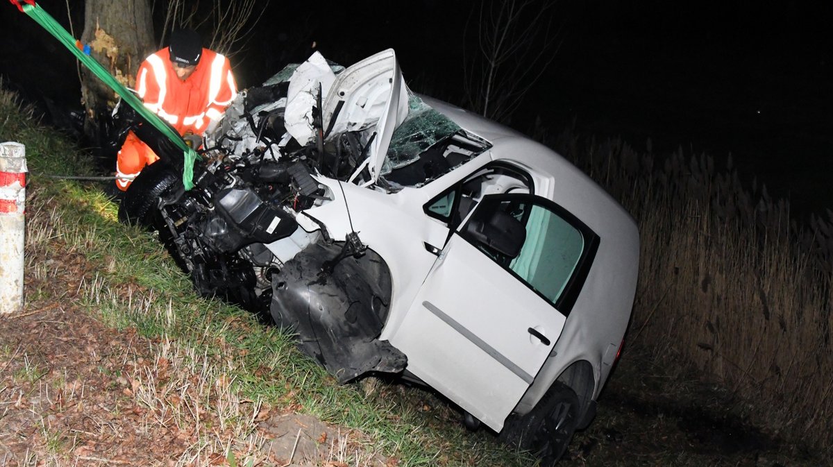 Bestuurder zwaargewond na crash tegen boom in Sint-Maartensdijk
