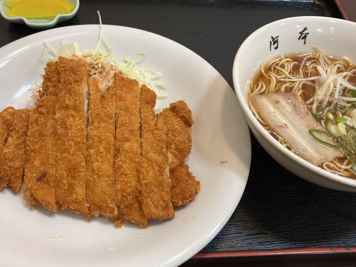 humanmore2004's tweet photo. おはようございます☔
昨日は山口県���したので道中のゆめタウンで見つけた定食屋さんでロースかつミニラーメン定食のお昼🍜
かつが結構大きくてお腹いっぱいになりました😋

今年もあと一週間なんですね
一年があっという間です🥳

#企業公式相互フォロー https://t.co/7mP9B1n8VT