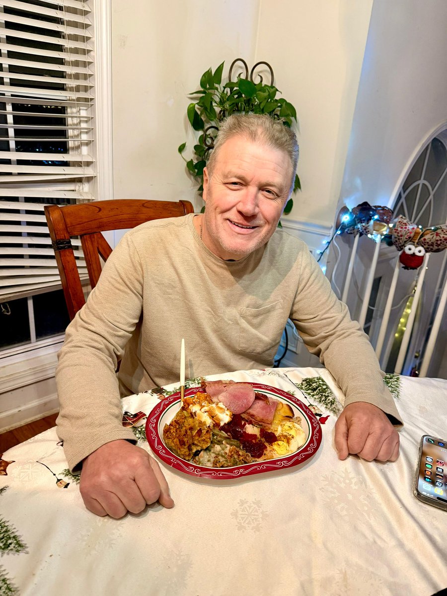 feliperaytyson's tweet image. Feliz Navidad a todos. 🎄Todos tienen permiso romper la dieta. Que la Paz del Señor abunde en sus vidas.