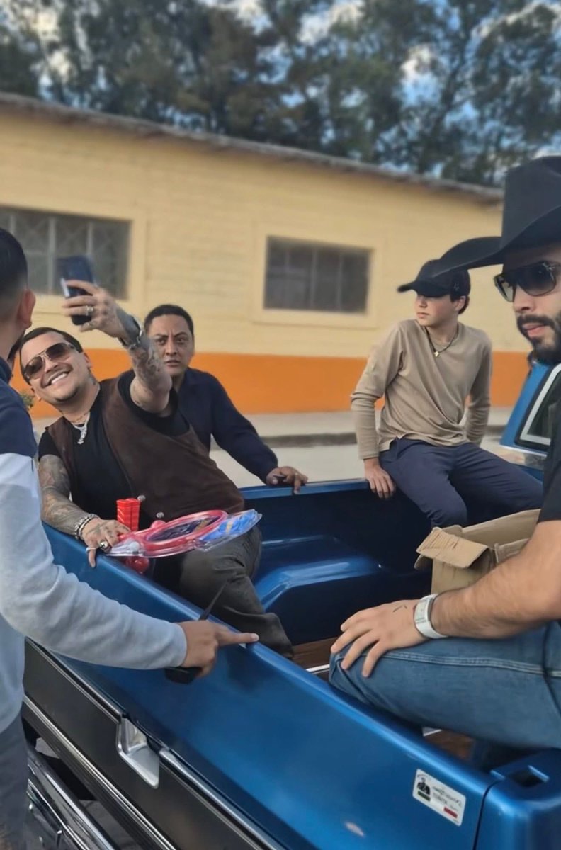 Raulgutierrez's tweet photo. ✨ En un gesto súper bonito, humano y muy cercano a la gente, digno de esta época tan especial 🎄🤍, la familia Nodal-Aguilar —Christian Nodal, Ángela Aguilar y don Pepe Aguilar— repartió juguetes 🎁🧸 a los niños de la comunidad Yayahua, en Zacatecas.
Un acto que habla desde el corazón y que sin duda deja huella 💫👧🧒💖