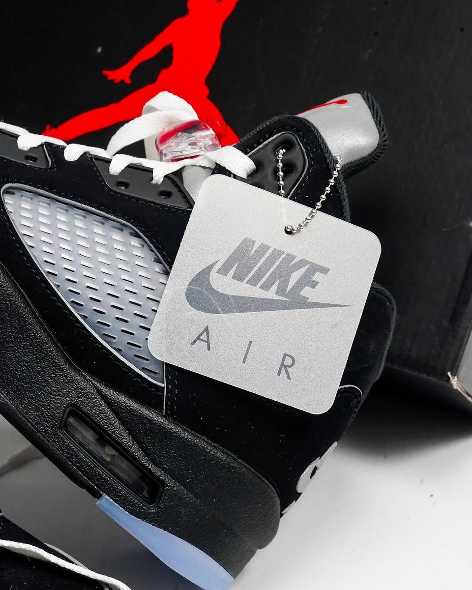 JustFreshKicks's tweet image. Air Jordan 5 "Black Metallic” (2025) 🖤💥