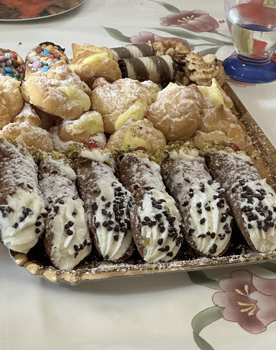 KellyAnne610's tweet image. Time for a snack as Christmas Eve winds down🎄