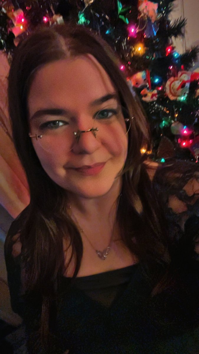 YoMeAng's tweet image. Erry May Istmas Chray Eve!