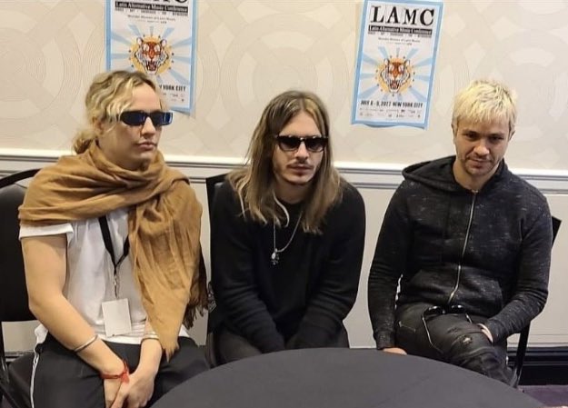 que navidad TAN deprimente, somos 6 personas y estamos así mirando la mesa mientras escuchamos cumbia