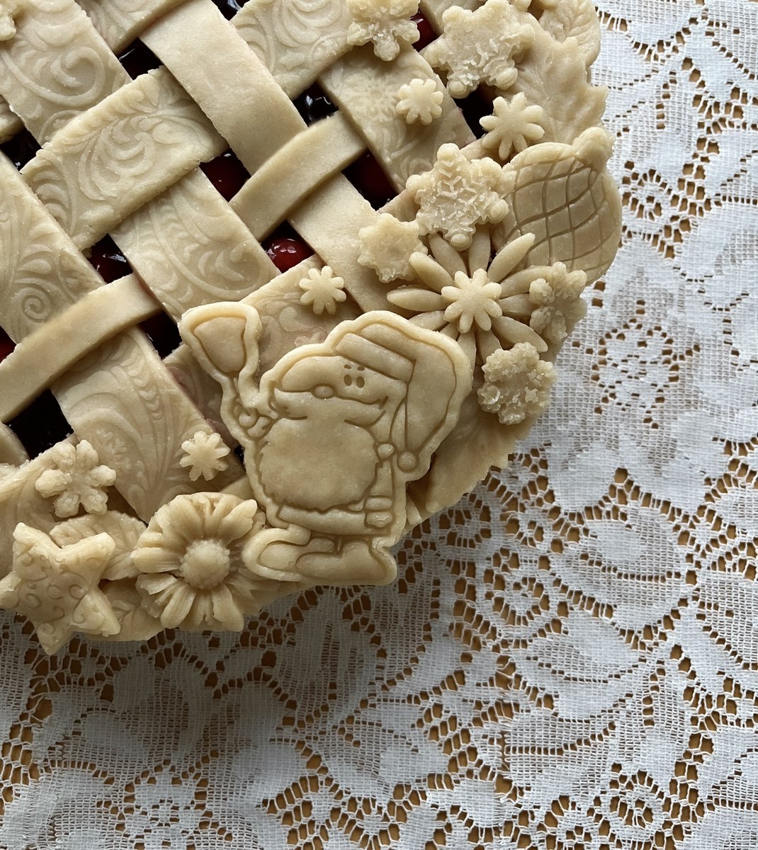 soiled_plants2's tweet image. making a snoopy themed pie for Christmas Eve dinner