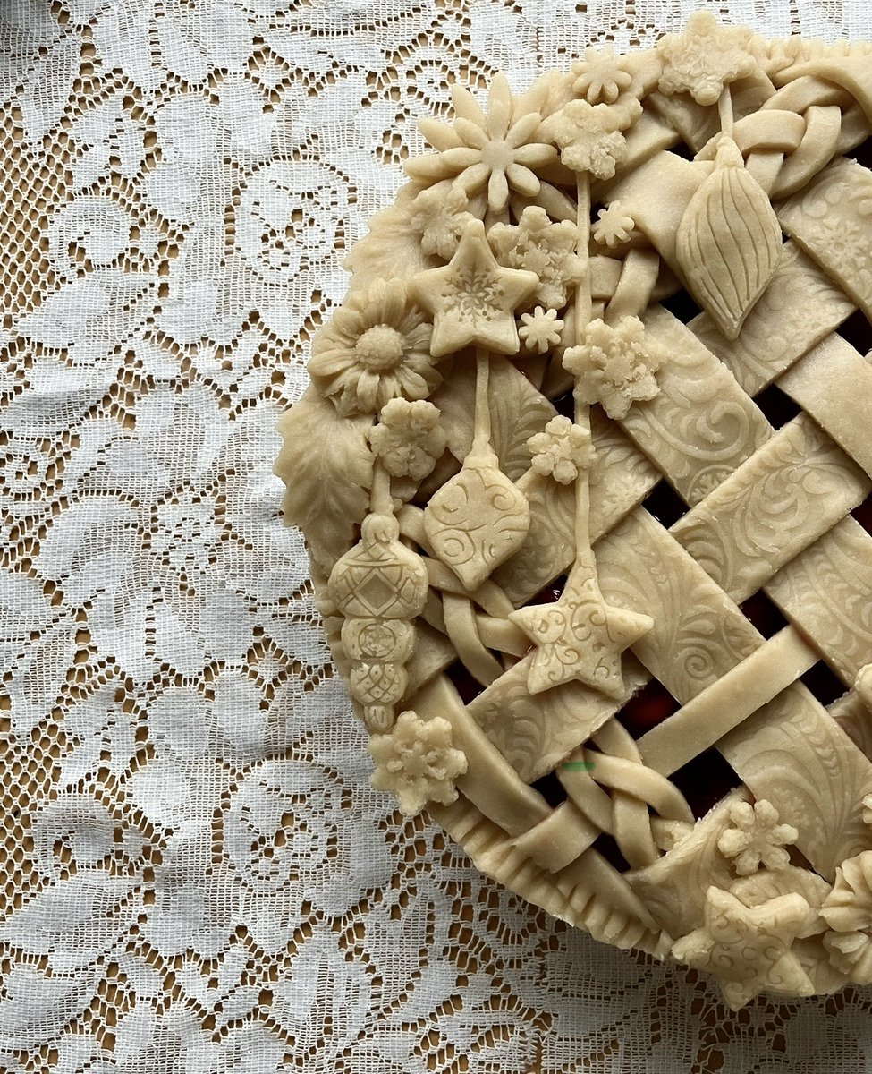 soiled_plants2's tweet image. making a snoopy themed pie for Christmas Eve dinner