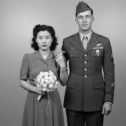 autumnredleaf's tweet image. 新的“人證”

美國士兵在1945年娶了日本戰爭新娘。40年後，她的秘密出現在他家門口

1945年的秋天，當世界還在戰爭結束後喘息時，一位年輕的美國中士詹姆斯·莫里森（James Morrison）站在廣島的廢墟中。

這座城市已成灰燼與扭曲金屬的墳場，倖存者像幽靈般在不存在的街道上遊蕩。…