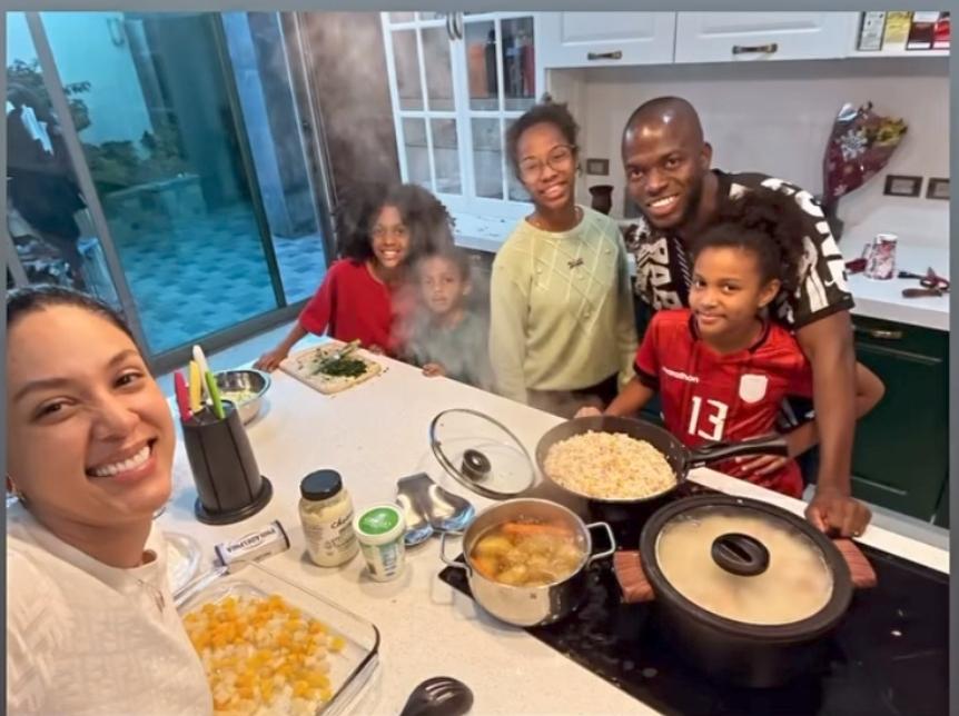 LamejorjugadaEc's tweet image. El goleador modo navideño 

🎄 Enner Valencia junto a su familia preparándose para ponerse modo navideño 🎁. 

#LaTri #LMJ