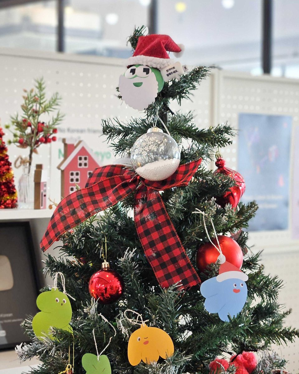 ttmik's tweet photo. 성탄절 즐겁게 보내세요. Merry Christmas!🎄
Don’t forget to check out the gifts we’ve prepared for you🎁
👉https://t.co/9H4WQ2AKfX
#티티믹 #톡투미인코리안 #티티믹코스 #TTMIK #TalkToMeInKorean #TTMIKCourses #LearnKorean #koreanlearningjourney https://t.co/YUHVvztGcy
