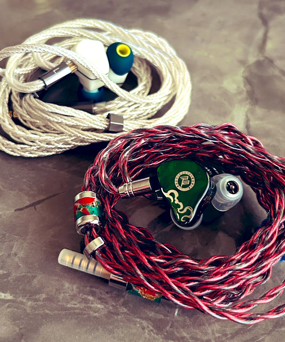 おはよーございます🎵
今日はクリスマス🎄
相変わらず仕事でクリスマス気分は味わえないのでこれまた耳元だけでも🎄気分で

今日は2セット持って行こう‼️

✨本日のセット✨
JUZEAR鳴神
GYHiFi-57

NICEHCK Tears
NICEHCK Snow Luna