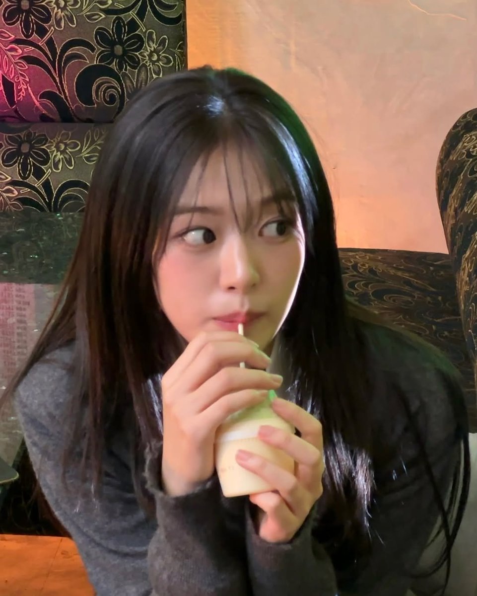 성탄절 인사 게시물에 포함된 안유진 이미지