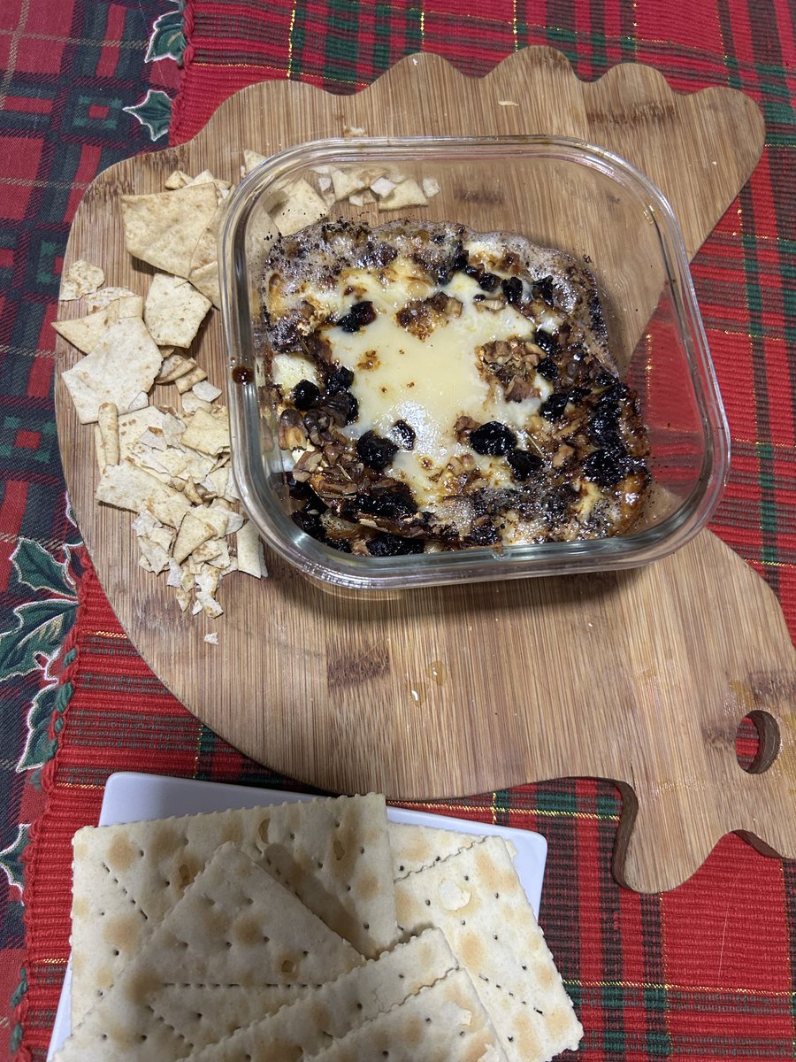 Un vacherin de flor de leche con arándanos romero, chili flakes, nueces y miel para empezar