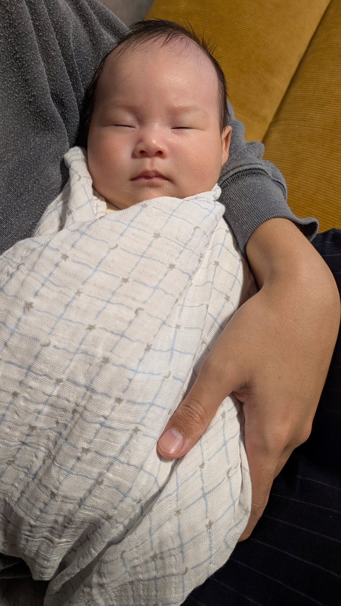 11月に娘が爆誕したんですが、Gpからもらった出産祝いが痒いところに手が届くもので流石だった😍

もらったおくるみで巻いたら一瞬で寝ました笑