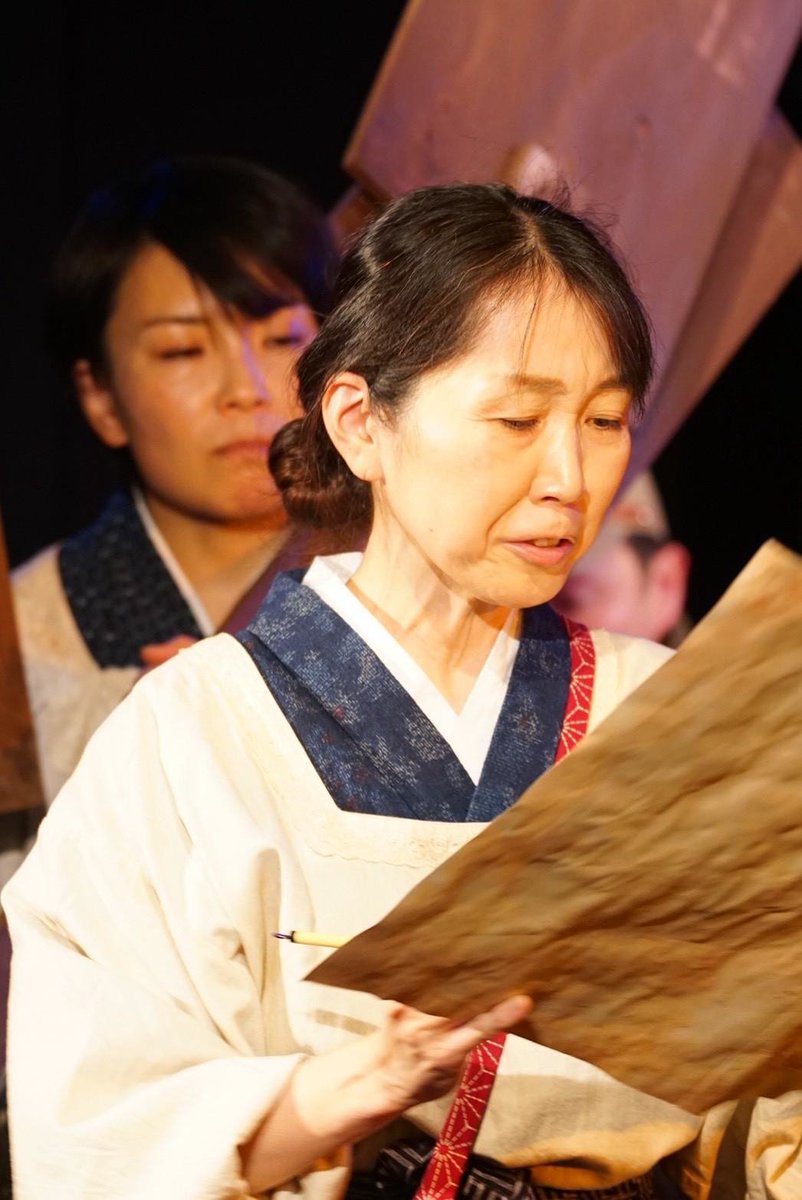 杉村春子さん、佐々木すみ江さん、鷲尾真知子さんに憧れて。ほど遠いですが、婦人会の越中という役はこういう方々を御手本に。されど私なりに。今日も頑張ります。
アトリエ・センターフォワード「笑わせません、勝つまでは」
新宿三丁目の雑遊でご観劇下さい。12/28まで。