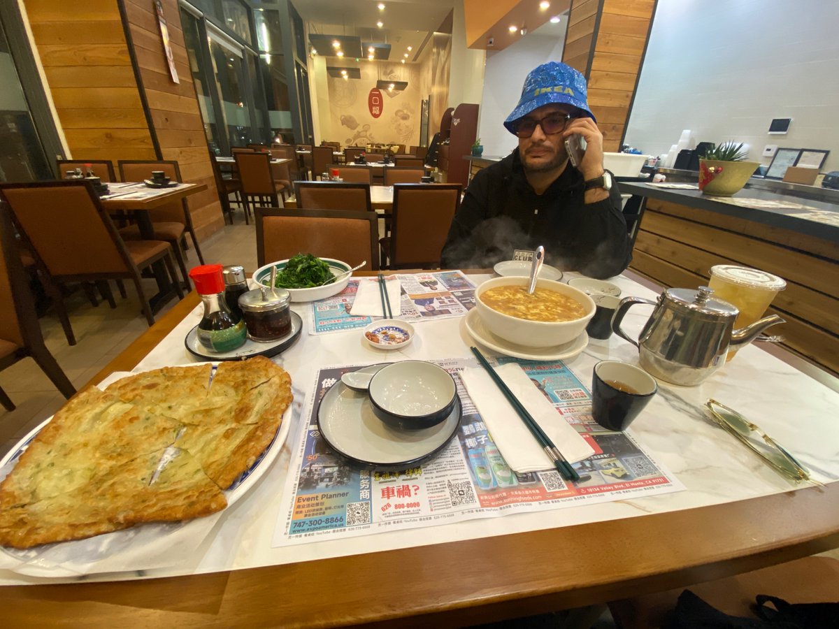 x(lb)-mas in LA, empty mama lu's for once. 

are we depressing? or is this what it looks like when you design your own life, or whatever?