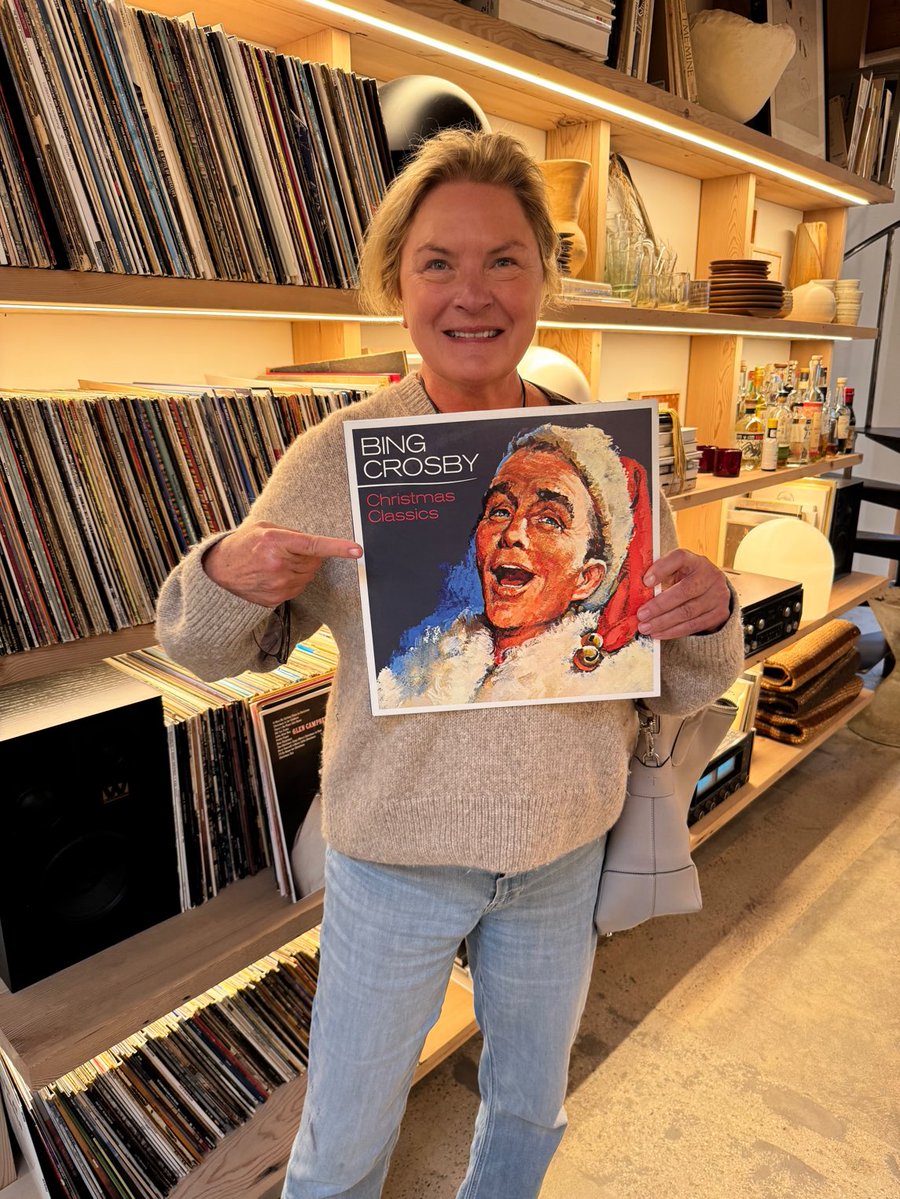 TheDeniseCrosby's tweet image. Look who was playing on the record player while I was shopping ⁦@buckmasonusa⁩ yesterday. Grandpa and I wish you all a very merry Christmas🎄 #BingCrosby