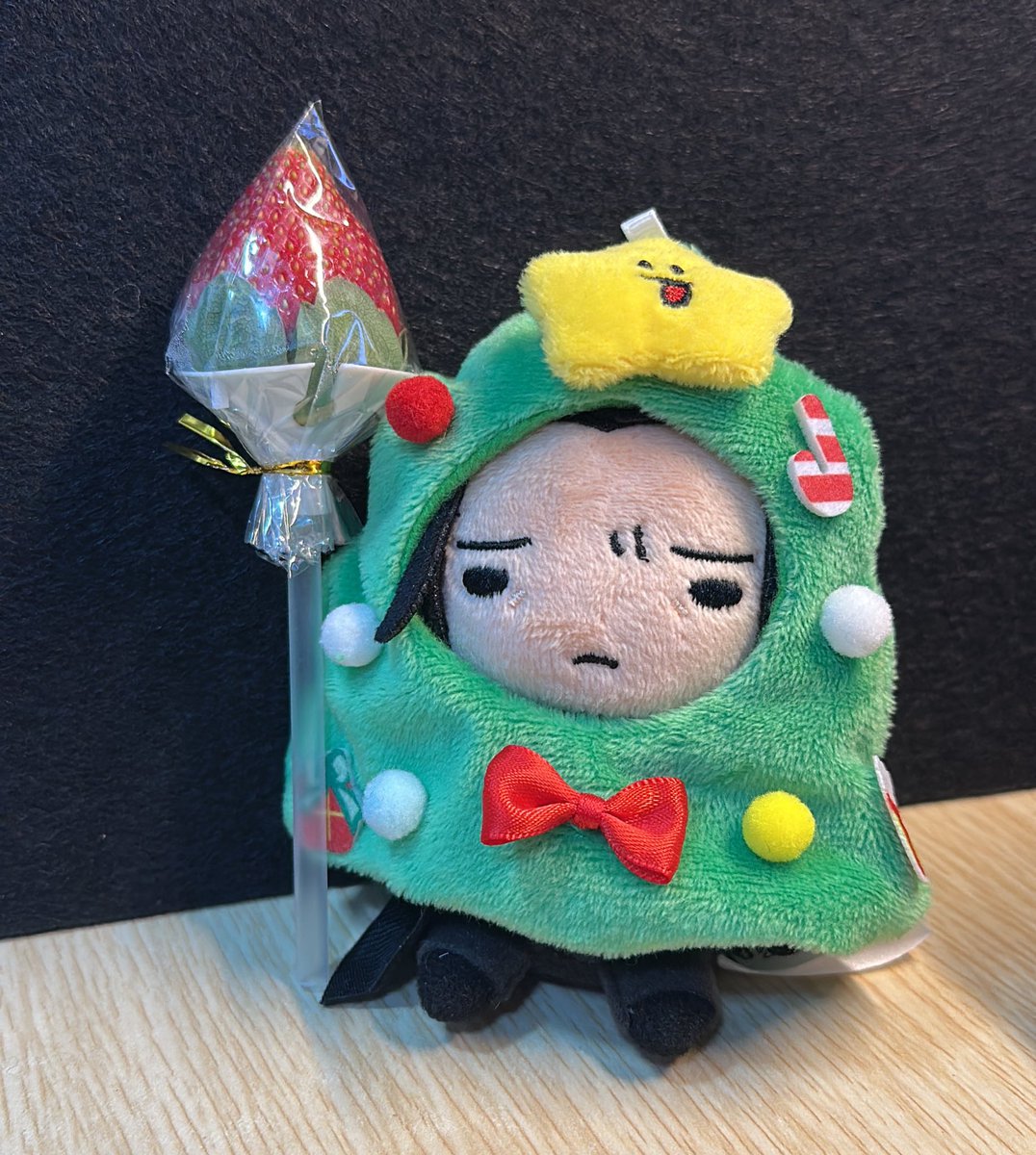 swimmingoctopus's tweet image. The🎄and his 🍓 wand.
#severussnape