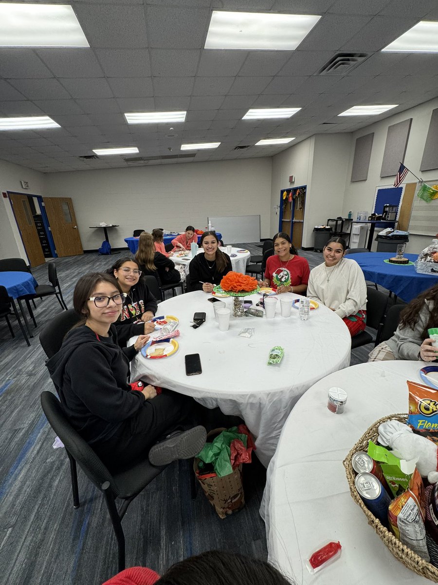 HoopsMustang's tweet photo. Varsity Secret Santa gift exchange and Christmas Team Dinner! https://t.co/KixpjxXoep