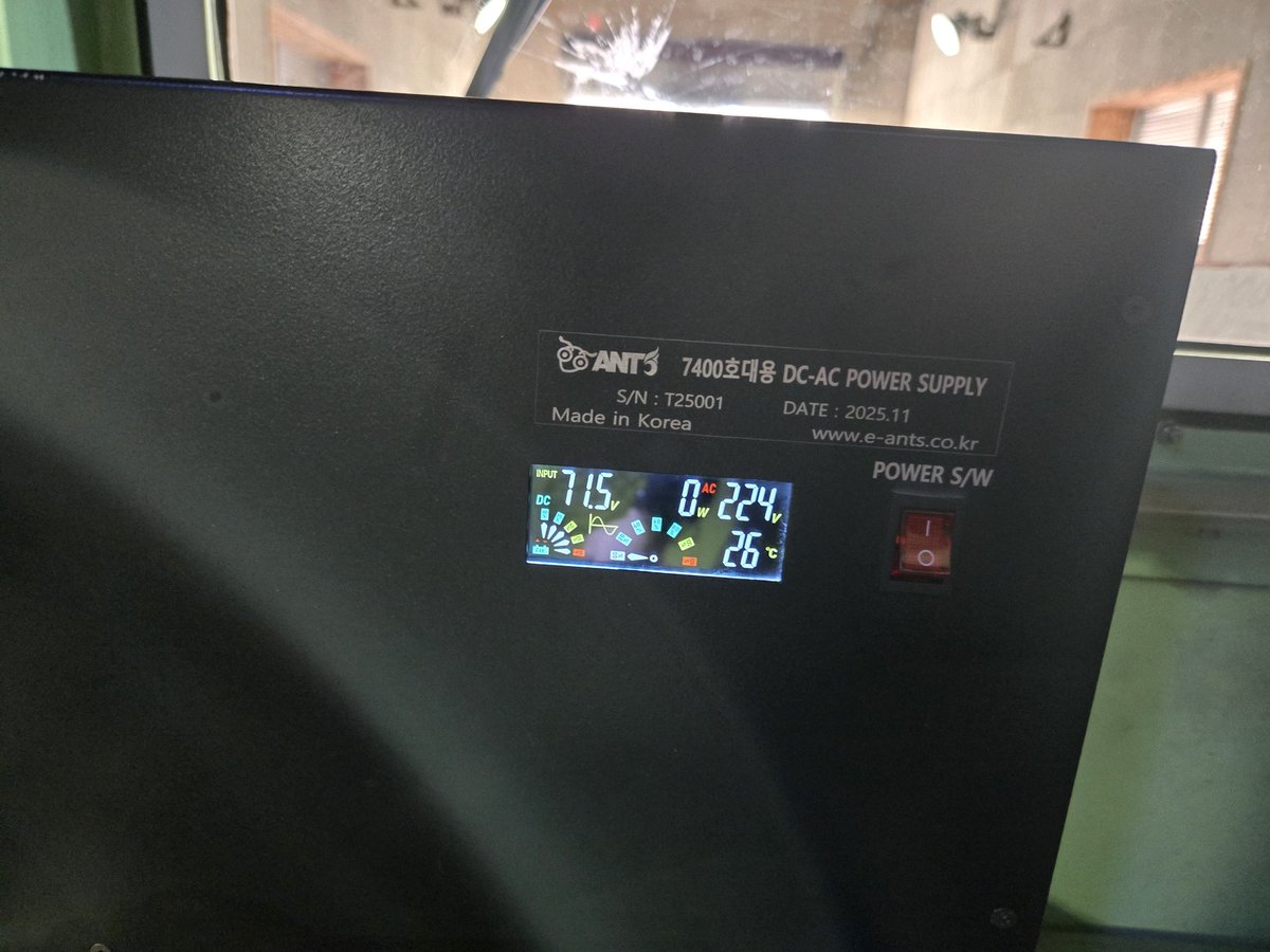 Condencitor's tweet image. 특대에 시범적으로 부착되는 220 인버터, 교외선/백두대간 4400에 설치된 에어컨용 인버터랑 같은거고 AG에서 넘어오는 74V 전원을 따서 쓰는건데 설치사유

'에어컨 고장나면 이동식 에어컨 설치해서 쓰는 용도'

....아니 그 이제 잔여수명 5년 남은차에 뭔....