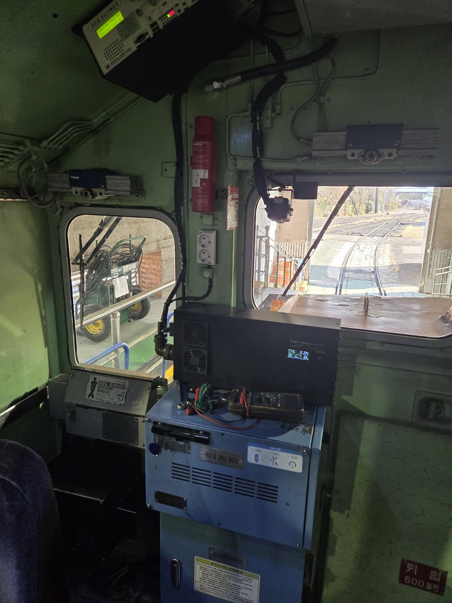 Condencitor's tweet image. 특대에 시범적으로 부착되는 220 인버터, 교외선/백두대간 4400에 설치된 에어컨용 인버터랑 같은거고 AG에서 넘어오는 74V 전원을 따서 쓰는건데 설치사유

'에어컨 고장나면 이동식 에어컨 설치해서 쓰는 용도'

....아니 그 이제 잔여수명 5년 남은차에 뭔....