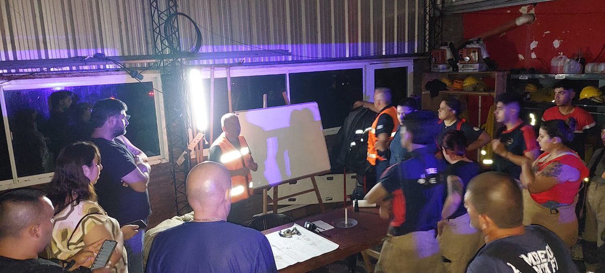 Esta nochebuena, los equipos de Protección Civil del <a href="/GobSantaFe/">Gobierno de Santa Fe</a> junto a Bomberos, Policía, agentes de salud pública y municipales coordinando tareas en las zonas del gran Rosario afectadas por la tormenta.