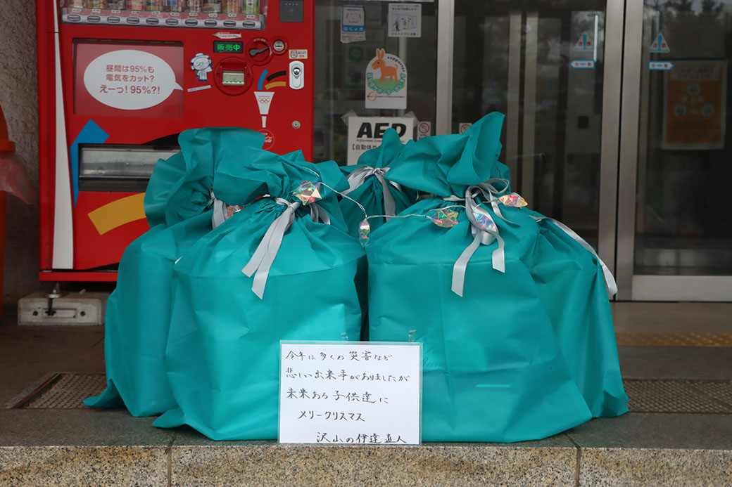 Abiko_city's tweet photo. 【伊達直人さんからランドセル5個】
12月25日早朝、我孫子市役所本庁舎玄関前に、伊達直人さんからクリスマスプレゼントとしてランドセルが5個届きました。

♪新入学の準備でお困りの方はご連絡ください♪

問い合わせ　社会福祉課　電話：04-7185-1111（内線395） https://t.co/b299s0xLv6