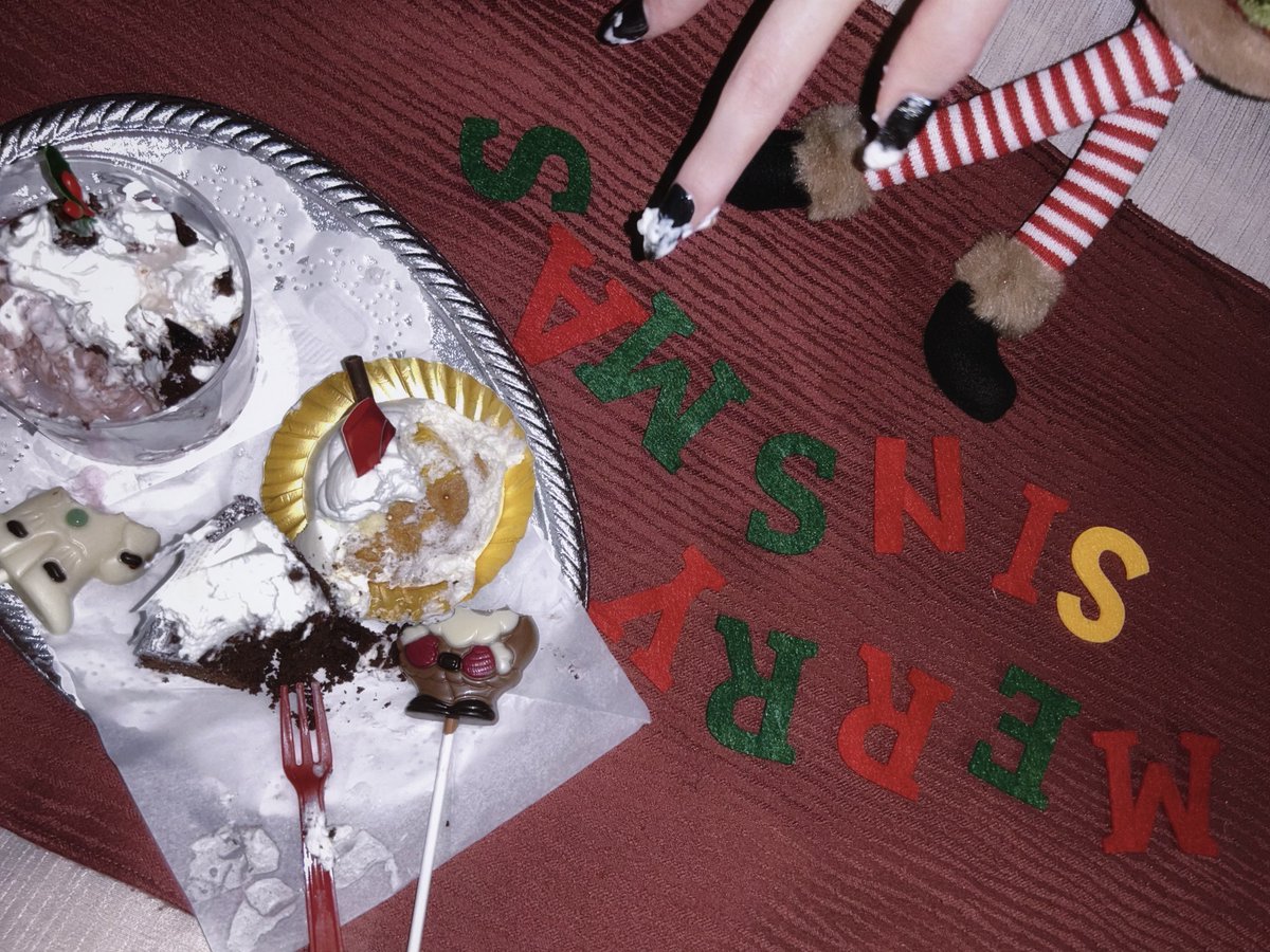 *❅·̩͙🌟𝑴𝒆𝒓𝒓𝒚 𝑺𝒊𝒏𝒔𝒎𝒂𝒔 .❆🎄⋆꙳
#HelluvaBoss #helluvabosscosplay #Loona #Octavia #Sinsmas
꙳捏造衣装