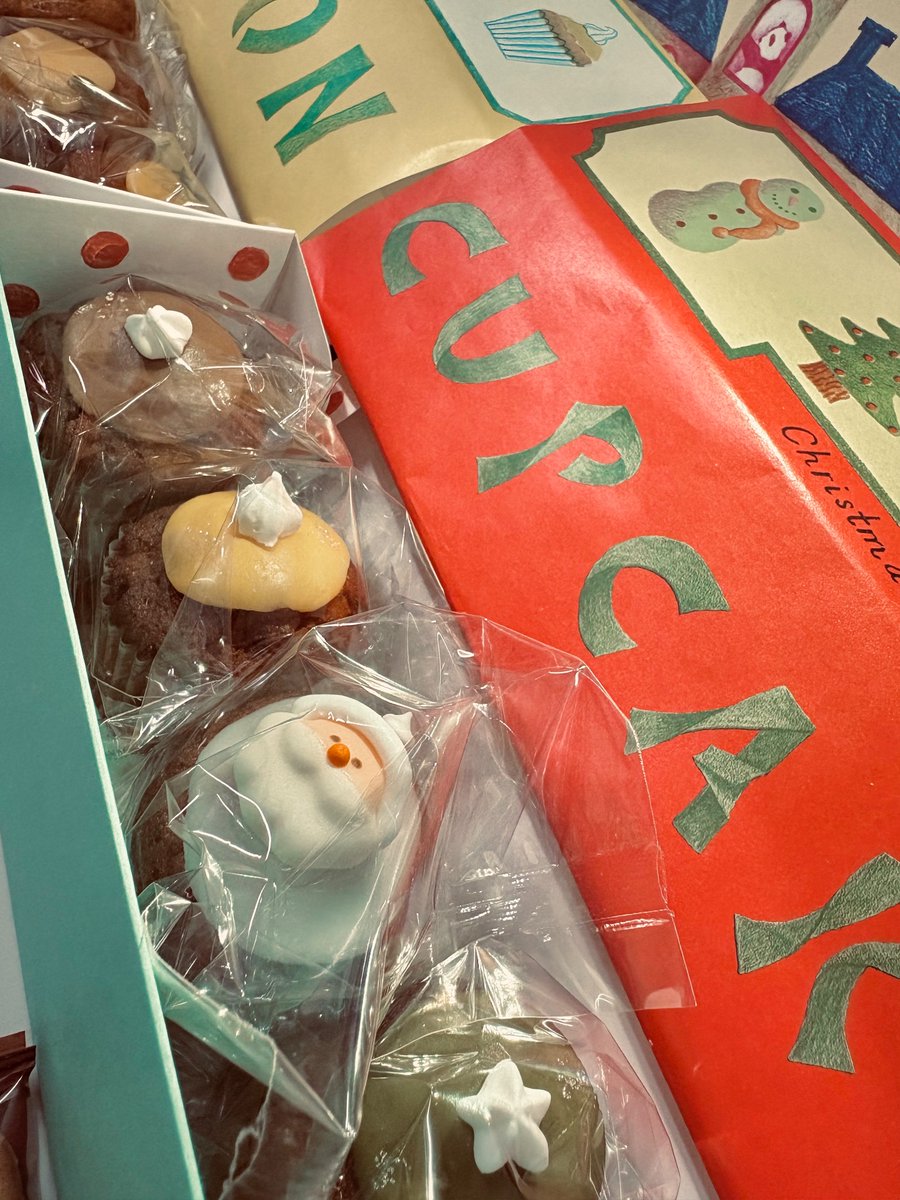 ELEC録音スタジオにサンタさん来てました！
いただきます…！！！