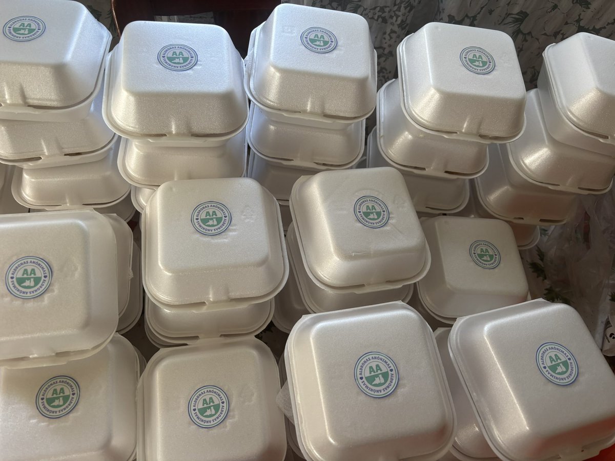 aldron_oficial's tweet photo. En Aldronas Anónimas sabemos que en estas fechas no todos tienen la fortuna de poder estar con sus familias ni de tener una comida caliente porque les toca estar al pie del cañón con sus familiares en los hospitales. Por eso, cuando hace un par de semanas se nos ofreció la oportunidad de ir a regalar alimentos a un hospital, dijimos que sí. 

Finalmente, después de de un par de inconvenientes que no retrasaron, hoy se logró llevar a cabo tan bonita labor, siempre impulsadas por el ejemplo de gran corazón de Aarón y Aldo. 

Puede que no sea mucho, pero con todo el amor del mundo, hoy 200 personas recibieron un plato de comida que hizo que no pasaran esta fecha con las manos y el estómago vacío.

Citando a Aldo en su vlog navideño: “A veces no nos damos cuenta de lo que podemos regalar con pequeñas acciones”. Si ustedes tienen la oportunidad de ayudar a gente en situación vulnerable en esta fechas, o en cualquiera, háganlo. La vida de los va a recompensar 💖

Les deseamos una navidad muy feliz y llena de bendiciones💖.